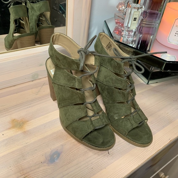 Kenneth Cole Reaction Shoes - Army Green Sandal Heels - Kenneth Cole size 8